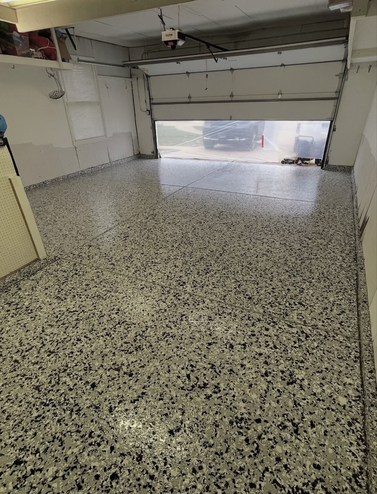 Plancher d'époxy à flocons beige dans un garage