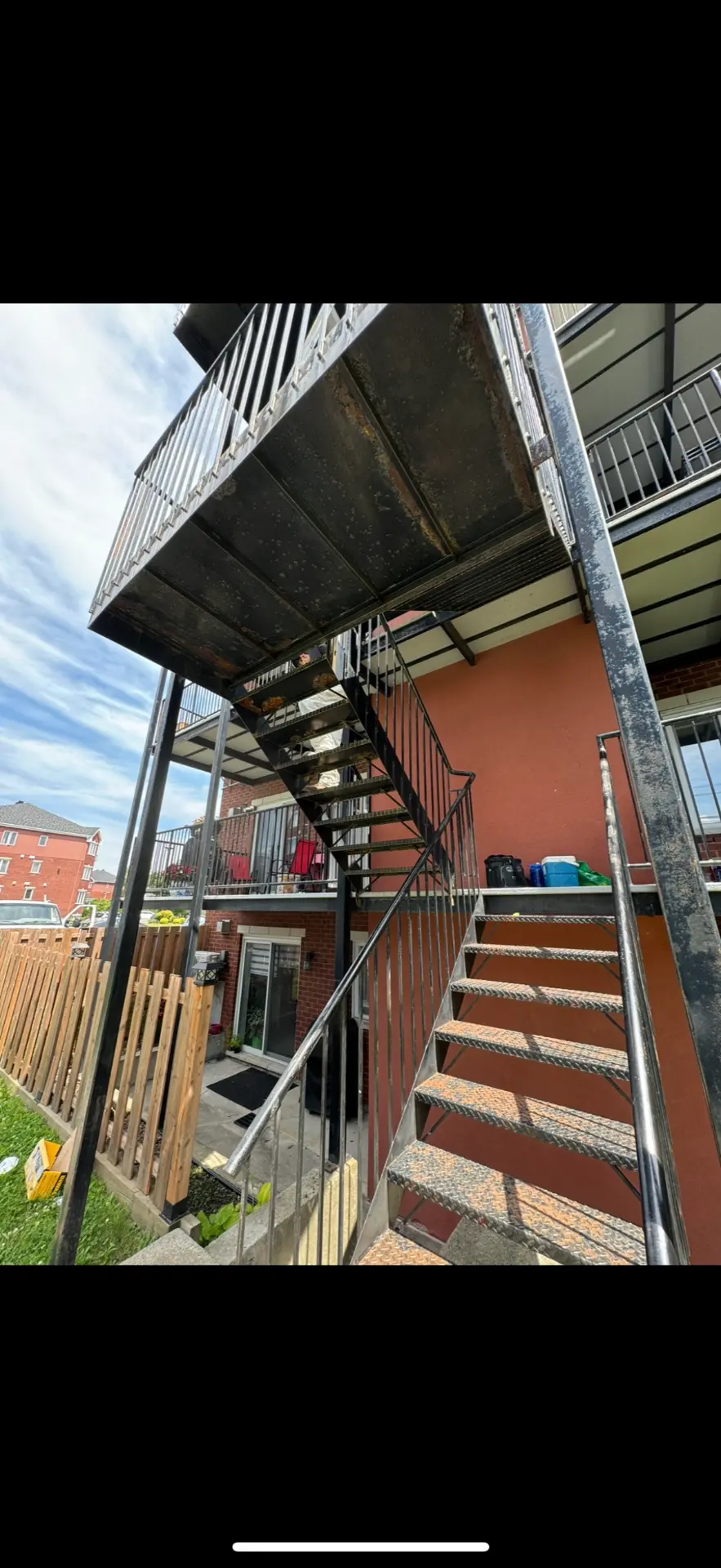 Avant — Escalier et balcons d'un immeuble