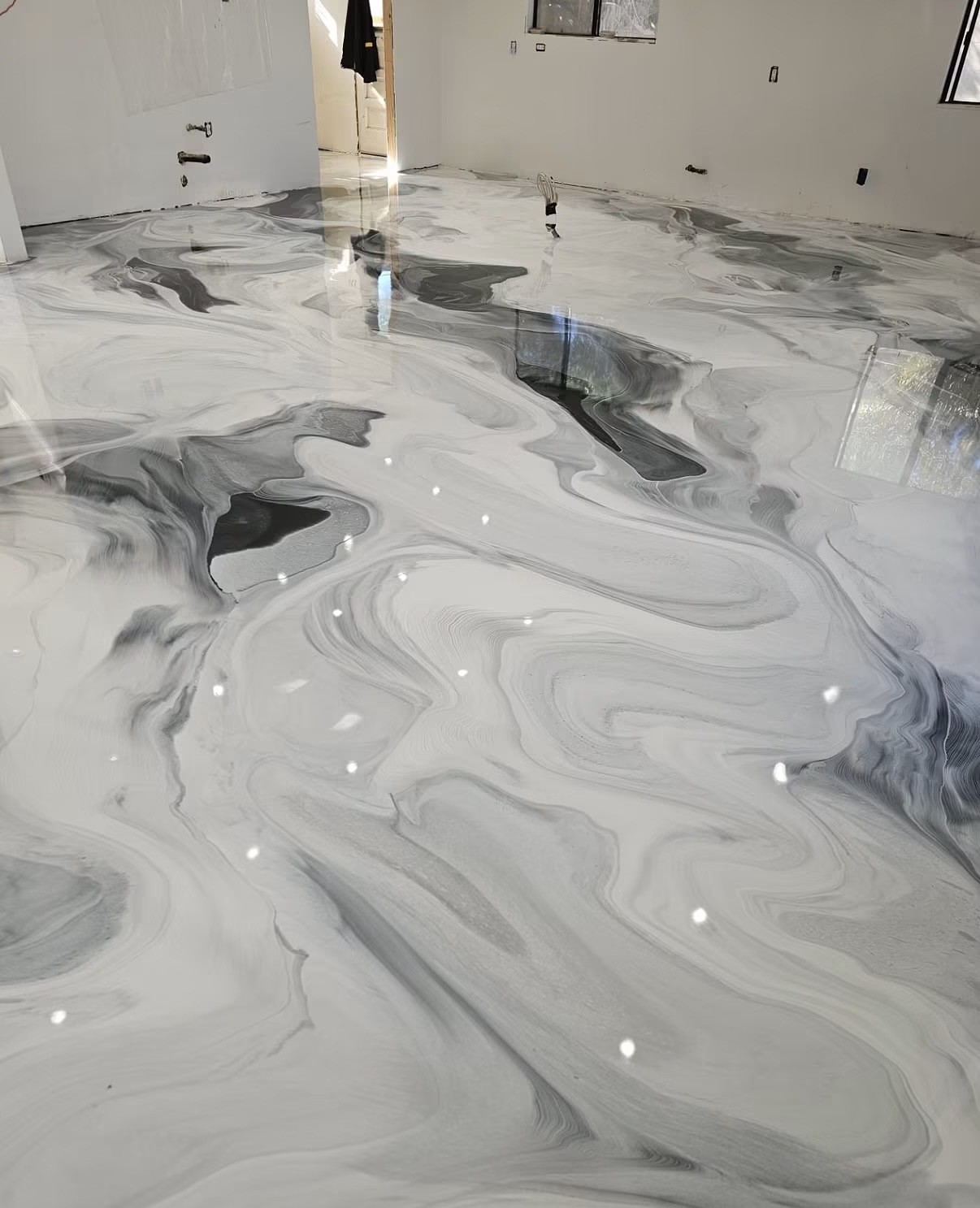 Plancher d'époxy métallique argenté dans un sous-sol