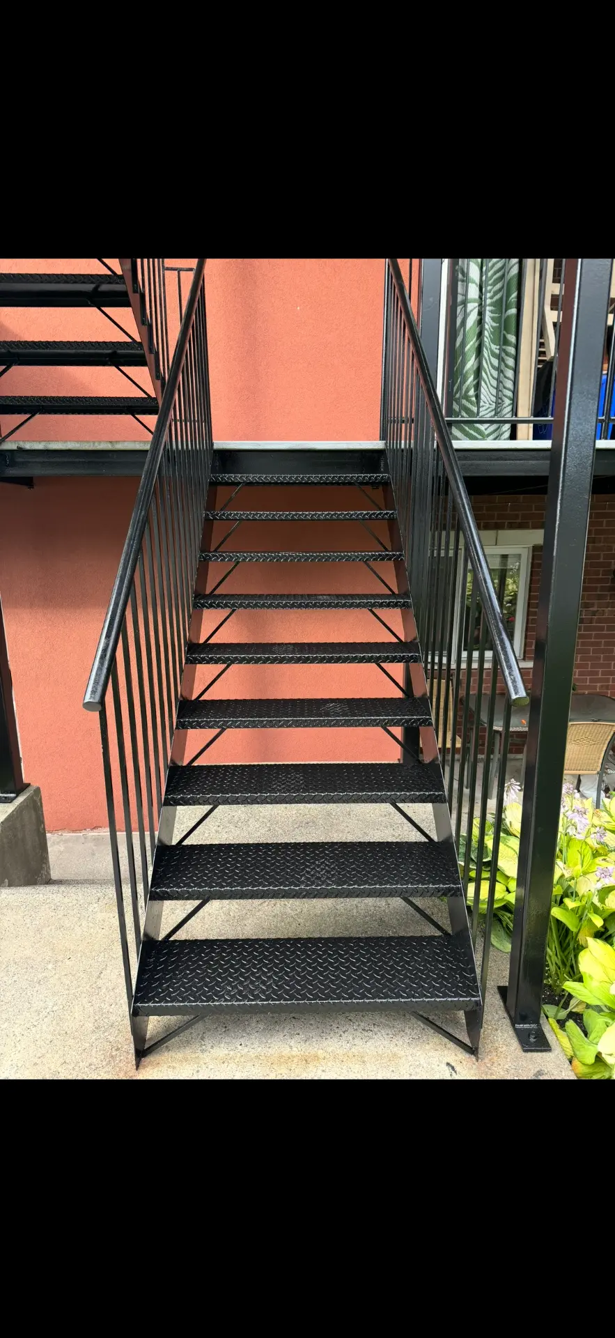 Escalier métallique fraîchement peint