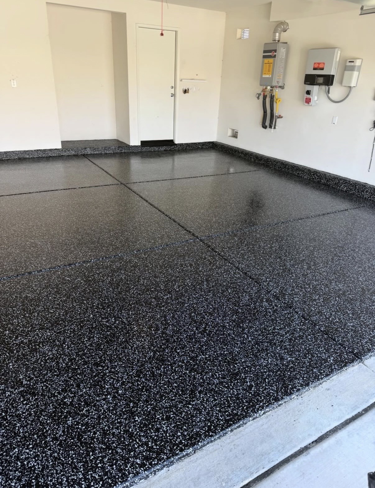 Plancher d'époxy à flocons noir dans un garage