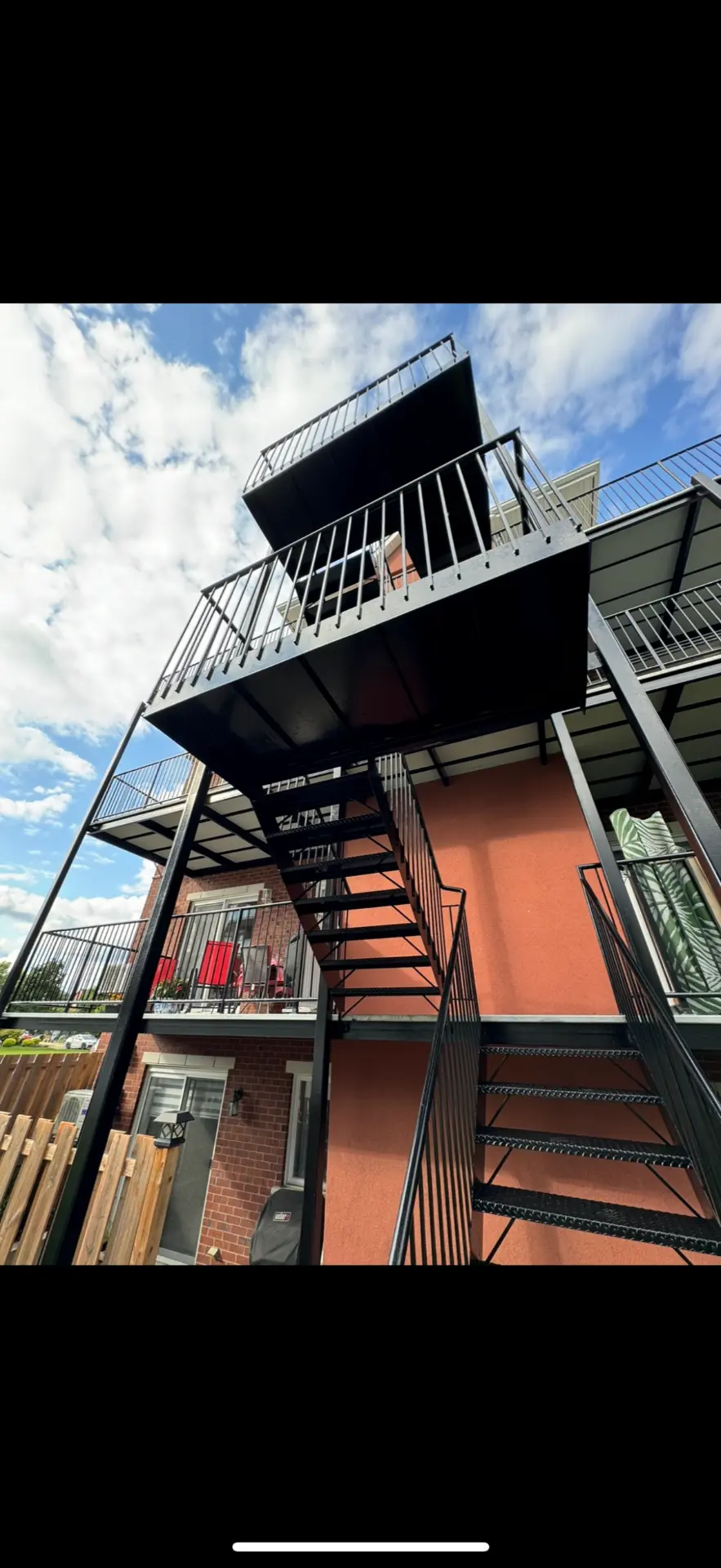 Après — Escalier et balcons d'un immeuble